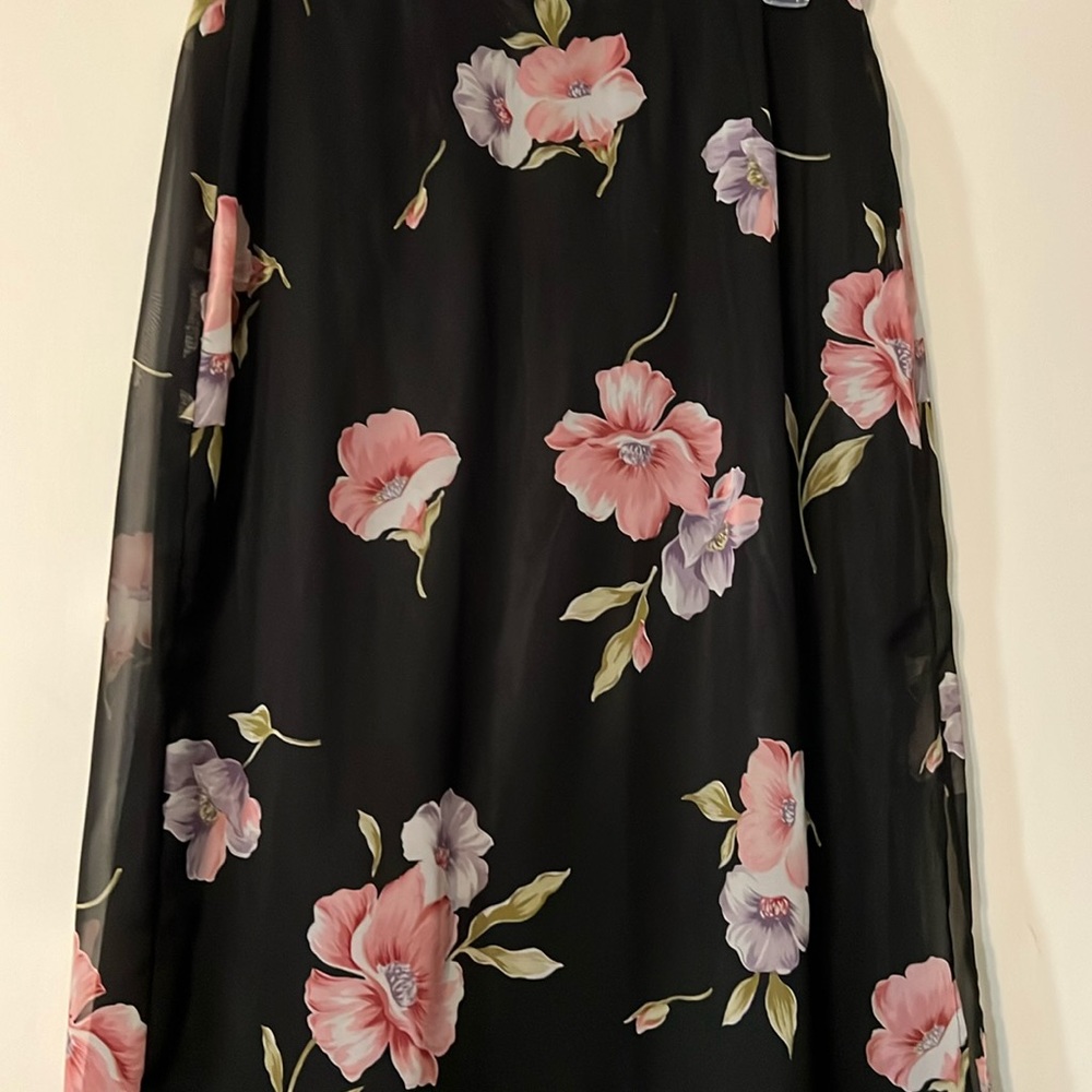 Nice petite size 12 floral skirt below knee
